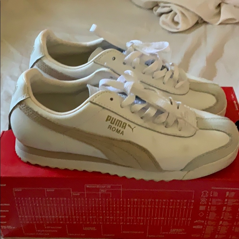 Women’s Puma Roma’s beige and white sneaker